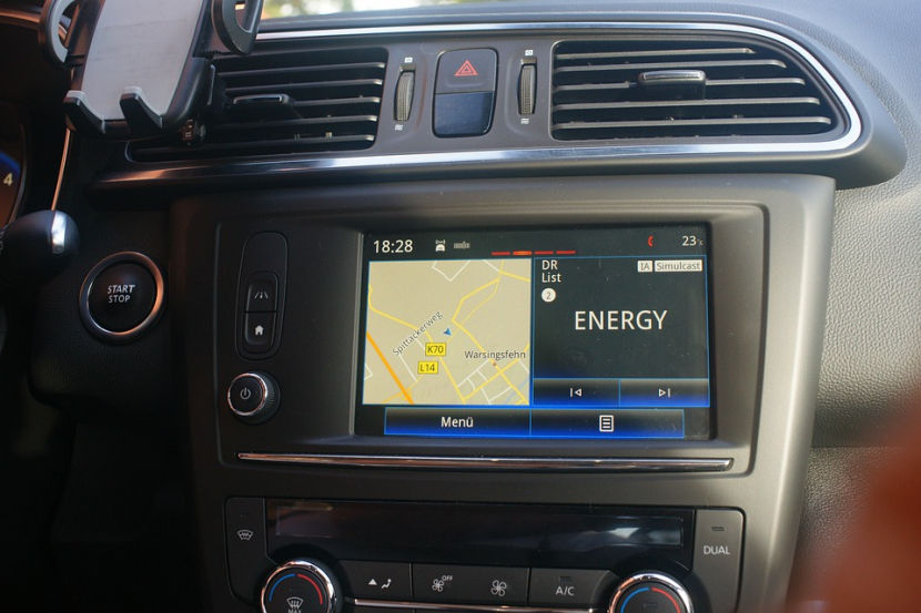 Perangkat head unit di dalam mobil/ilustrasi (foto: pixabay).